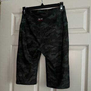 Tapout camo workout shorts M NWOT